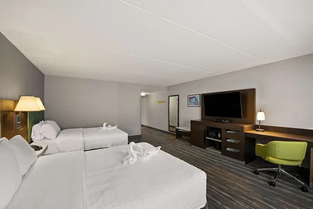 غرفة قياسية بسريرين كوين، Hampton Inn & Suites Poughkeepsie 3/6