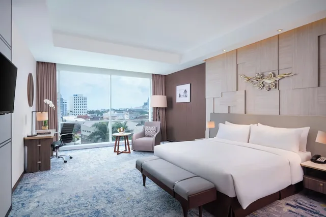 غرفة قياسية بسرير كوين مع دخول صالة النادي، Crowne Plaza Bandung 1/5