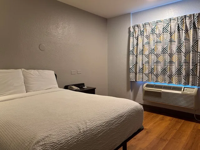 جناح بسرير كوين، Motel6 Simi Valley, CA 4/9