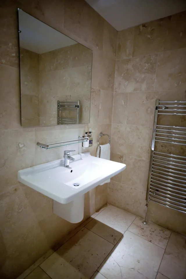جناح بسرير كوين، Mitton Hall 4/4