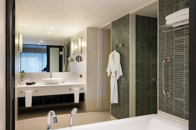 غرفة بسرير كينج بشرفة، Le Meridien Chiang Rai Resort 2/2