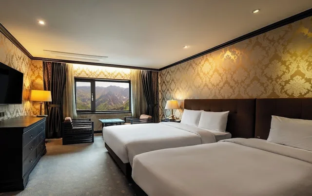 غرفة بريميير بسريرين منفصلين وسرير مزدوج وسرير فردي بإطلالة على الجبل، Kensington Hotel Seorak 3/7