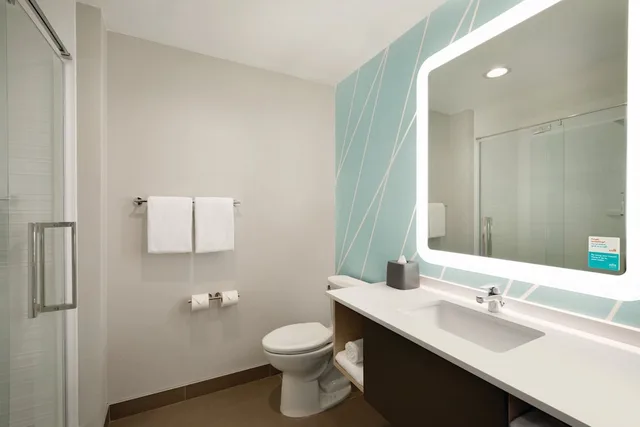 غرفة قياسية بسرير كينج لذوي الإعاقة، Avid Hotels Cedar Rapids South 4/7