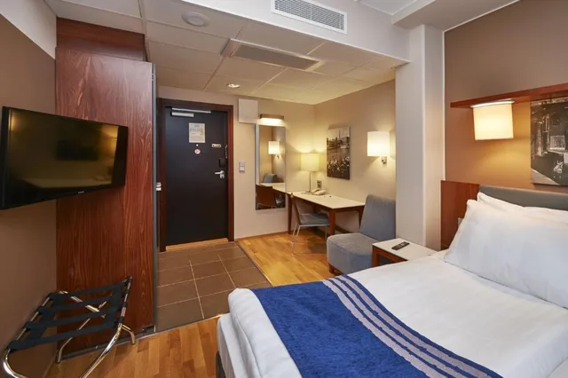Room, Queen Bed, City View, Holiday Inn Tampere Central Station 3/5