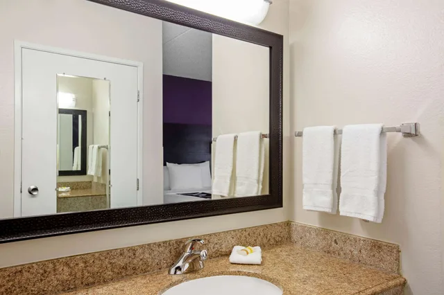 جناح بسرير كينج، La Quinta Inn & Suites by Wyndham Miami Airport East 4/4
