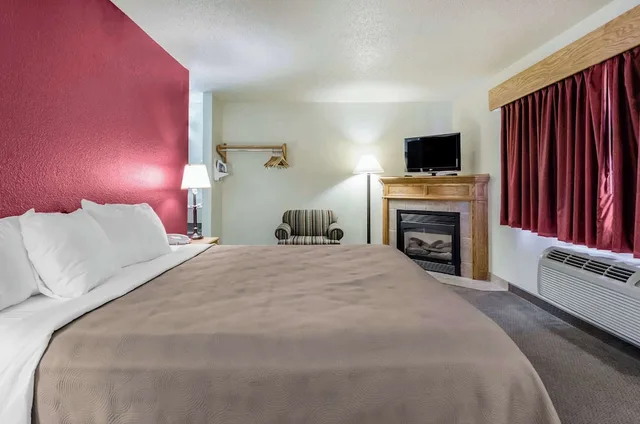 جناح بسرير كينج مع أريكة، Rodeway Inn Hesston, KS 2/10