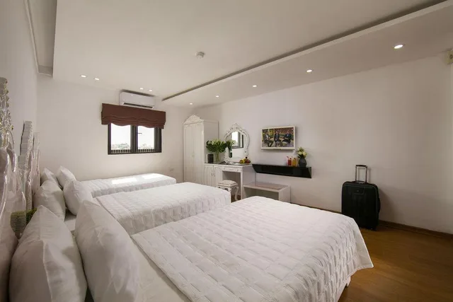 Oriental, Triple, 1 Queen and 1 Single Bed, City or Lake View, Kingly Hotel 2/2