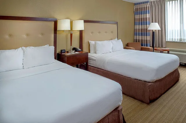 غرفة بسريرين كوين بإطلالة، Doubletree By Hilton Hotel St Louis Westport 1/5