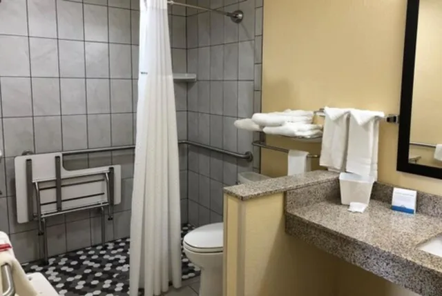 غرفة بسرير كينج لذوي الإعاقة، Days Inn by Wyndham Charles Town/Harpers Ferry 10/10