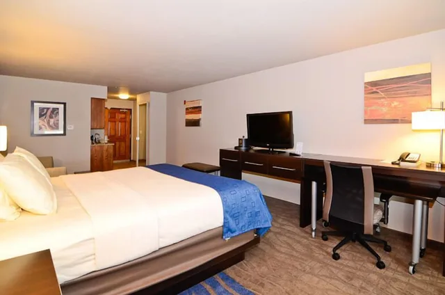 استوديو بسرير كينج بمطبخ صغير، Astoria Hotel and Event Center 2/6