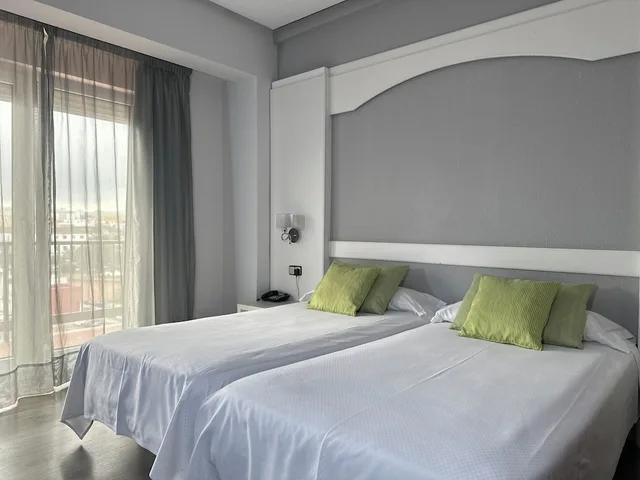 غرفة بسرير مزدوج أو سريرين منفصلين بشرفة، Hotel Mir Octavio 1/8