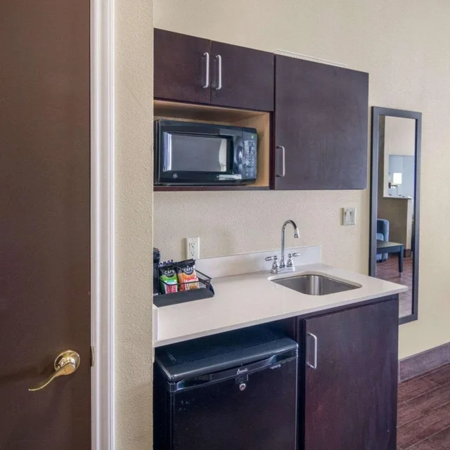 جناح بسرير كينج بحوض جاكوزي لذوي الإعاقة، Comfort Suites Odessa near University 4/5