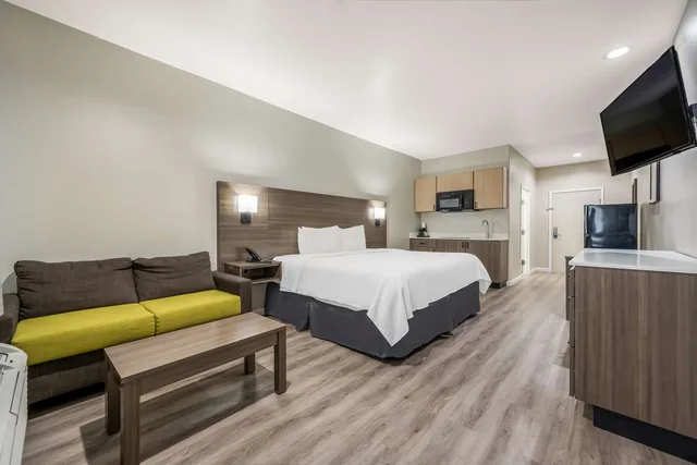 غرفة بسرير كينج بمطبخ صغير، SureStay Studio by Best Western Conroe Downtown 5/8