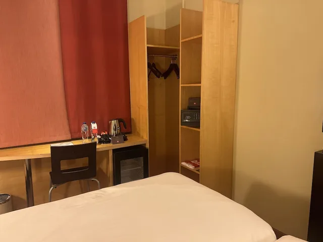 غرفة بريميوم بسريرين منفصلين بإطلالة على المسبح، فندق إيبيس ينبع(Ibis Yanbu) 4/5