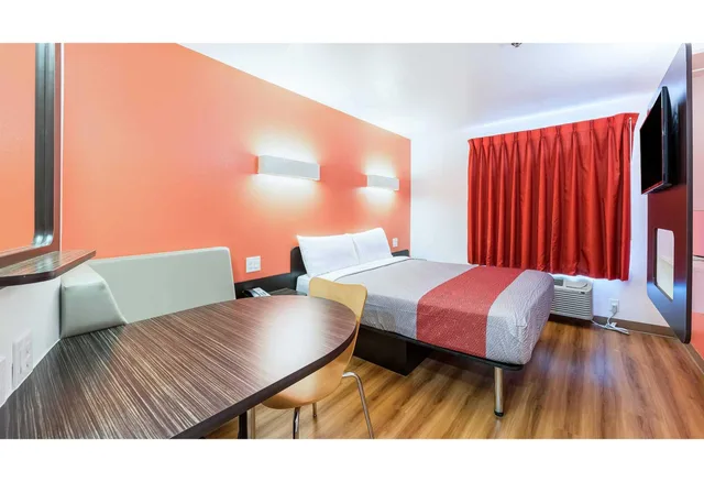 1 Queen Bed Mobil Acces Tub Nsmk Minifridg، Motel6 Fort Worth, TX - North - Saginaw 4/7