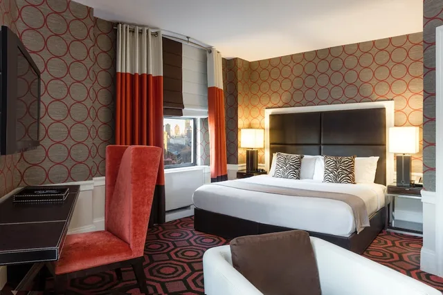 جناح جونيور بسرير كينج مع أريكة، The Empire Hotel 2/3