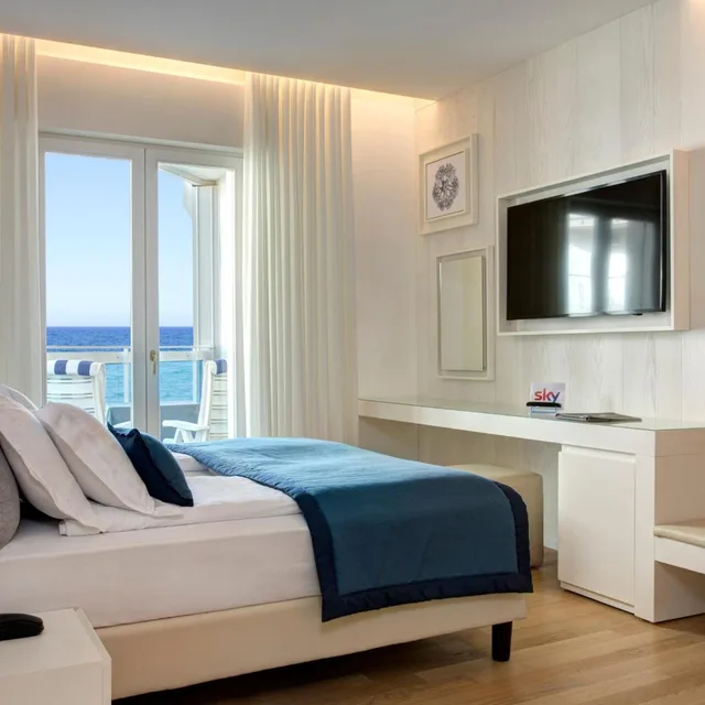 جناح بشرفة، Hotel Cavalieri Palace 2/4