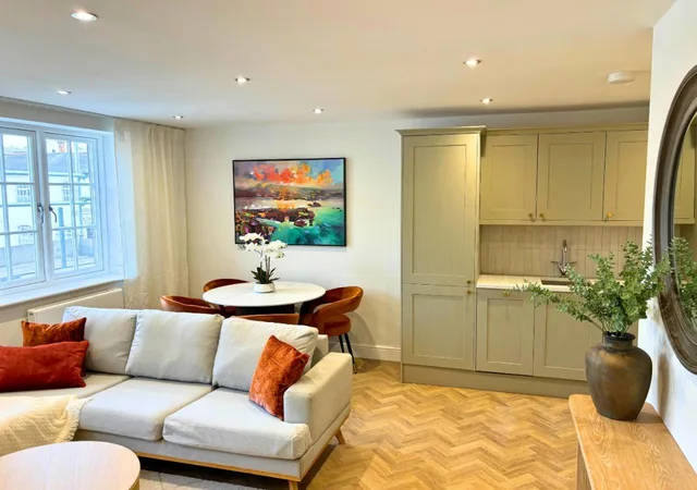 2 Bedrooms, Apartment, 2 Double Beds, Charles Hope Salisbury Centre 2/10