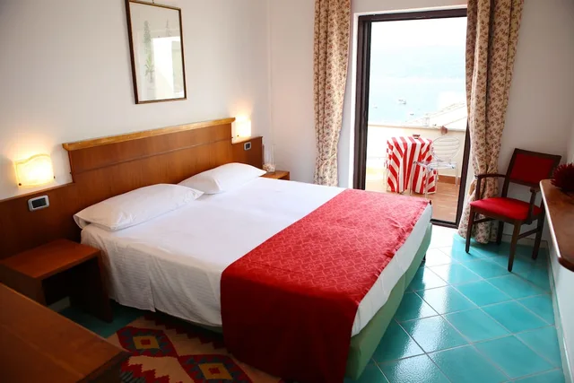 غرفة ثلاثية بسرير كوين بإطلالة على البحر، Hotel La Torre 2/5