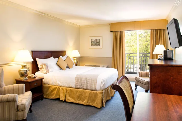 غرفة قياسية بسرير كينج وسرير كوين، Inn On The Lake 3/9