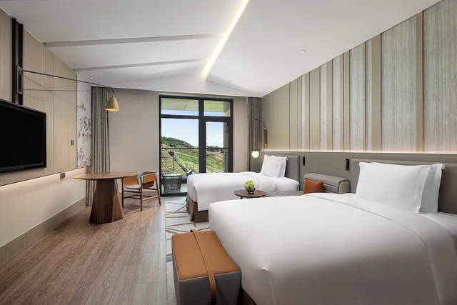 غرفة بريميوم بسريرين منفصلين بإطلالة على الجبل، Crowne Plaza CHONGLI RESORT 2/9