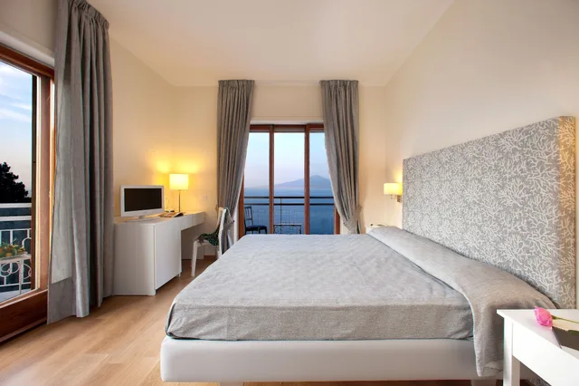 Room, Double Bed, Sea View, Balcony, Hotel Regina Sorrento 7/10