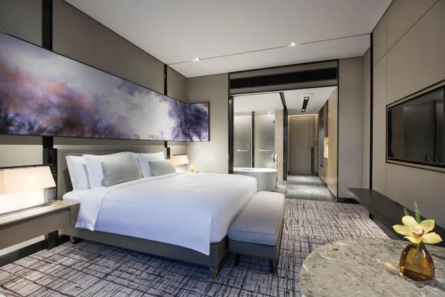 غرفة بسرير كينج بإطلالة على الحديقة، CROWNE PLAZA SHANGHAI PUJIANG 1/2