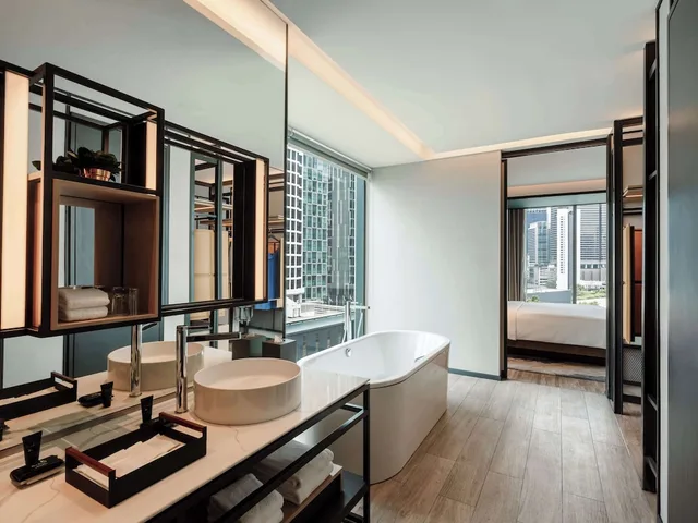 غرفة بريميوم ركنية بسرير كينج، Hyatt Centric City Centre Kuala Lumpur 6/6