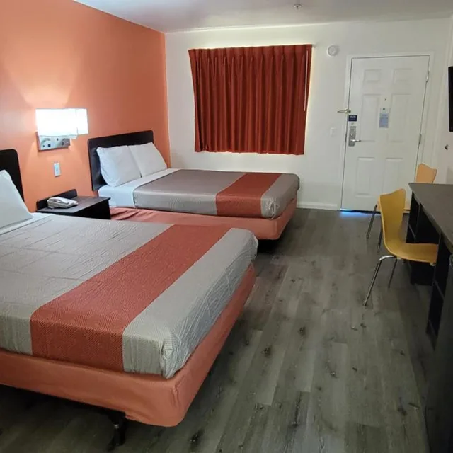 غرفة بسريرين كوين للمدخنين، Motel6 Santa Nella, CA - Los Banos 2/10