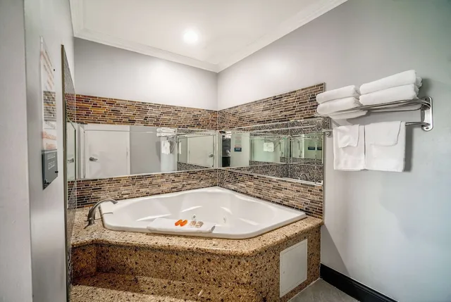 جناح بسرير كينج مع أريكة، Travelodge Inn & Suites by Wyndham Bell Los Angeles Area 7/10