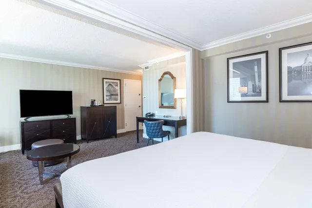 Grand, Premium, King Bed, Top Floor, Sandman Signature Edmonton Downtown Hotel 3/6