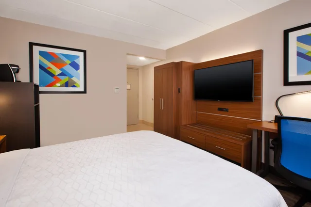 Room, King Bed, Holiday Inn Express Fairfax - Arlington Boulevard 6/7