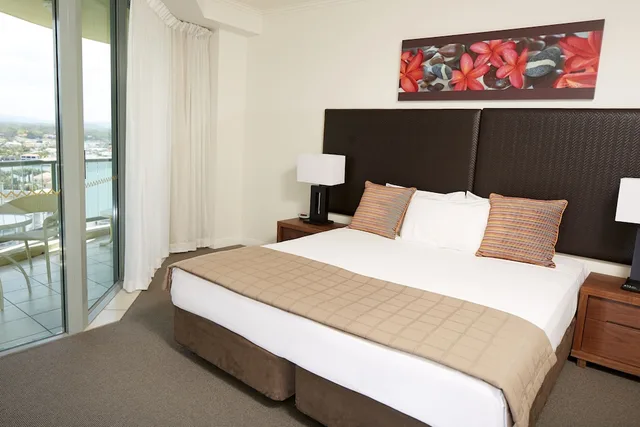 1 Bedroom, King Bed, Mantra Sun City Surfers Paradise 2/3