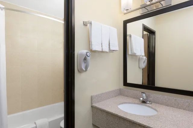 جناح بسرير كوين بمطبخ، Days Inn by Wyndham Newton - LA 4/5