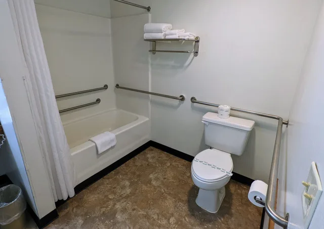 Standard, King Bed, Accessible, Fairground Inn Monroe WA 6/6