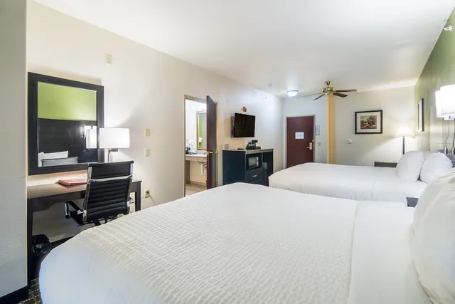 جناح بسريرين كينج مع أريكة، Clarion Inn & Suites Weatherford South 2/6