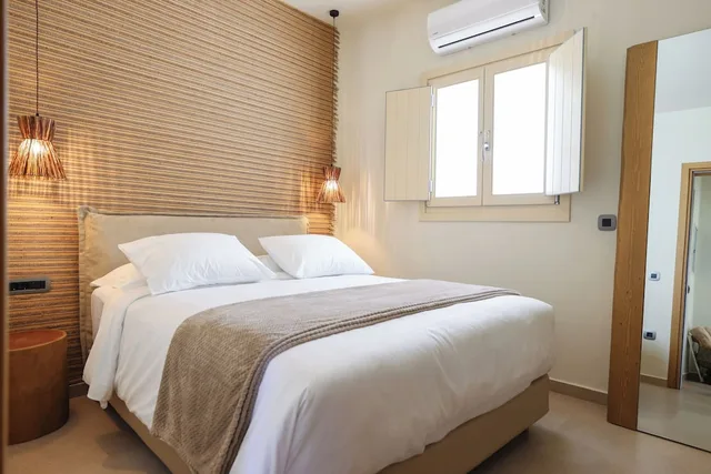 Executive, Suite, Queen Bed, Sofa, Hot Tub, Life Suites 1/3