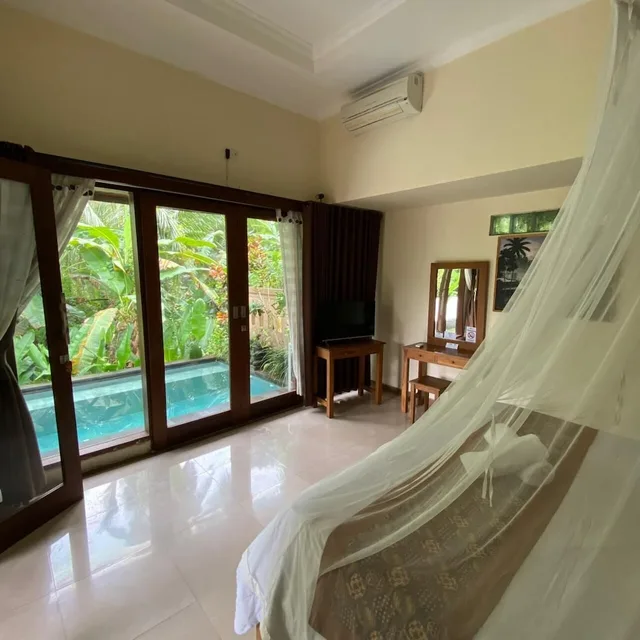 غرفة ديلوكس بسرير كينج بمسبح خاص، Dukuh Village Homestay & Villas 3/6