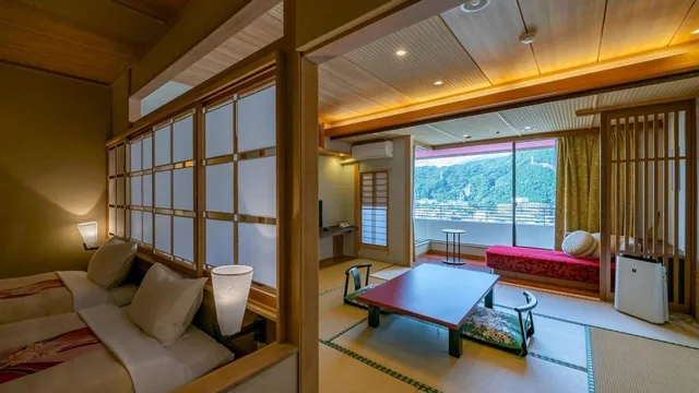 غرفة يابانية غربية بسريرين منفصلين وفرشتي فوتون في المبنى الرئيسي، KINUGAWA GRAND HOTEL YUME NO TOKI 1/1