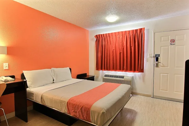 غرفة قياسية بسرير مزدوج، Motel6 Austin, TX 4/7