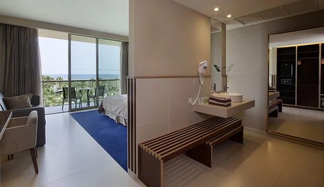 غرفة سوبيريور بسرير مزدوج بإطلالة على المسبح مع أريكة، Wine & Books by the sea - Algarve Resort 8/9