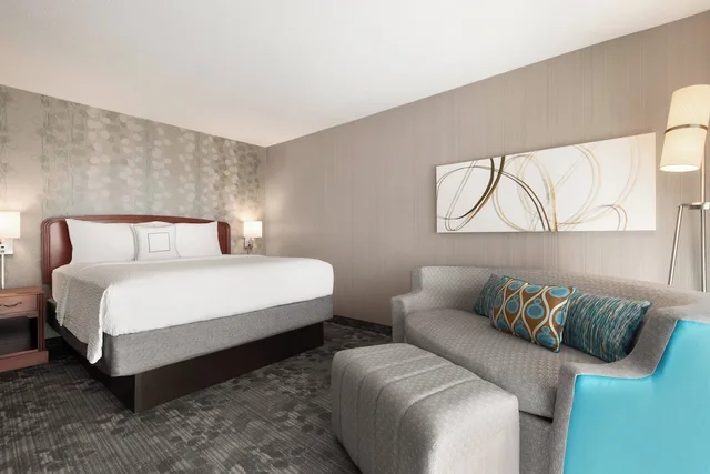 غرفة بسرير كينج بشرفة، Courtyard Chicago Bloomingdale 1/4