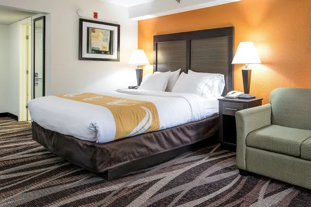 غرفة بسرير كينج بإطلالة على الجبل بشرفة، Quality Inn Creekside - Downtown Gatlinburg 1/10