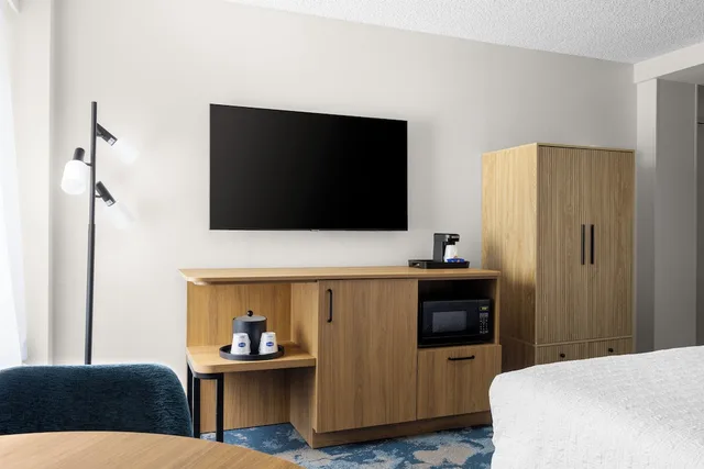 Room, King Bed, Sofa, Accessible, Hampton Inn Miami Airport West 6/9
