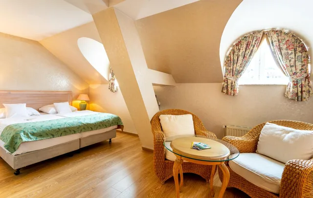 جناح جونيور، Hotel Am Muhlenteich Schwelm 4/10