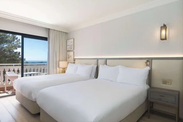 غرفة بسريرين منفصلين بشرفة، Hilton Mallorca Galatzo 3/8