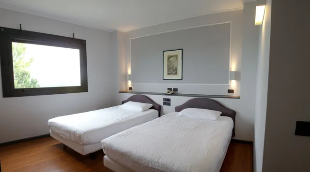 غرفة كومفورت بسريرين منفصلين بإطلالة على الفناء، Mamiani Hotel 3/10