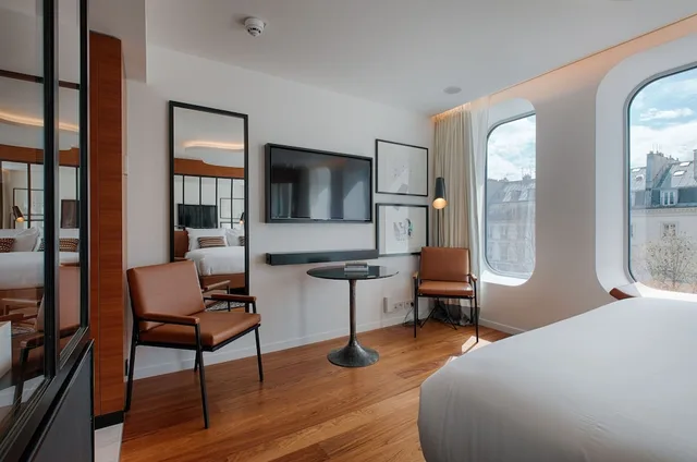 غرفة عائلية بسرير مزدوج وسريرين منفصلين، Renaissance Paris Republique Hotel 2/10