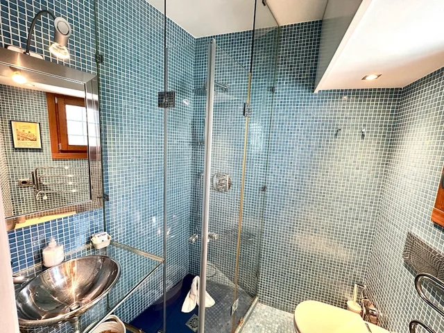 جناح جونيور بسرير كوين بإطلالة على المدينة بشرفة مع أريكة، Far Home Hostel 3/4