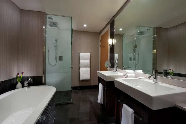 Room, King Bed, Lake Front, Hot Tub، Hilton Queenstown Resort and Spa 3/5